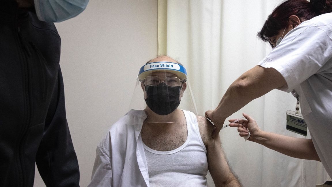 En man får Pfizers covid-vaccin på ett sjukhus i Beersheva i Israel, 29 december. Foto: Tsafrir Abayov/AP