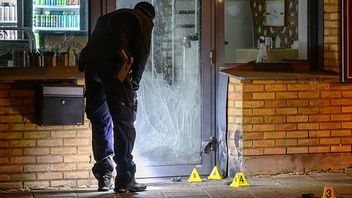 Polis på plats efter bomdbådet mot en restaurang på Östra Farmvägen. Bild: Johan Nilsson/TT