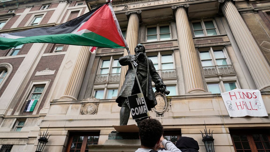 Bild på pro-palestinsk student som demonstrerar utanför Hamilton Hall vid Columbia-universitetet i april 2024. Foto: Mary Altaffer/AP/TT