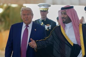 USA:s president Donald Trump tillsammans med den saudiske kronprinsen Mohammed bin Salman vid en inledande kaffeceremoni på flygplatsen i Riyad. Foto: Alex Brandon/AP/TT