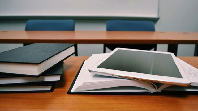 Enligt kommunens IT-loggar ska läraren ha besökt porrsidor på sin arbetsdator vid fyra tillfällen under hösten 2024. Foto: Pexels.