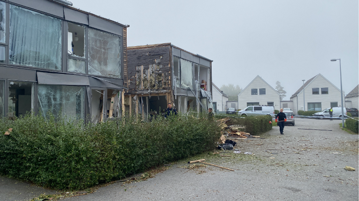 Husen som skadades kraftigt i bomdådet i Storvreta natten mot torsdagen. Foto: Gustav Sjöholm/ TT