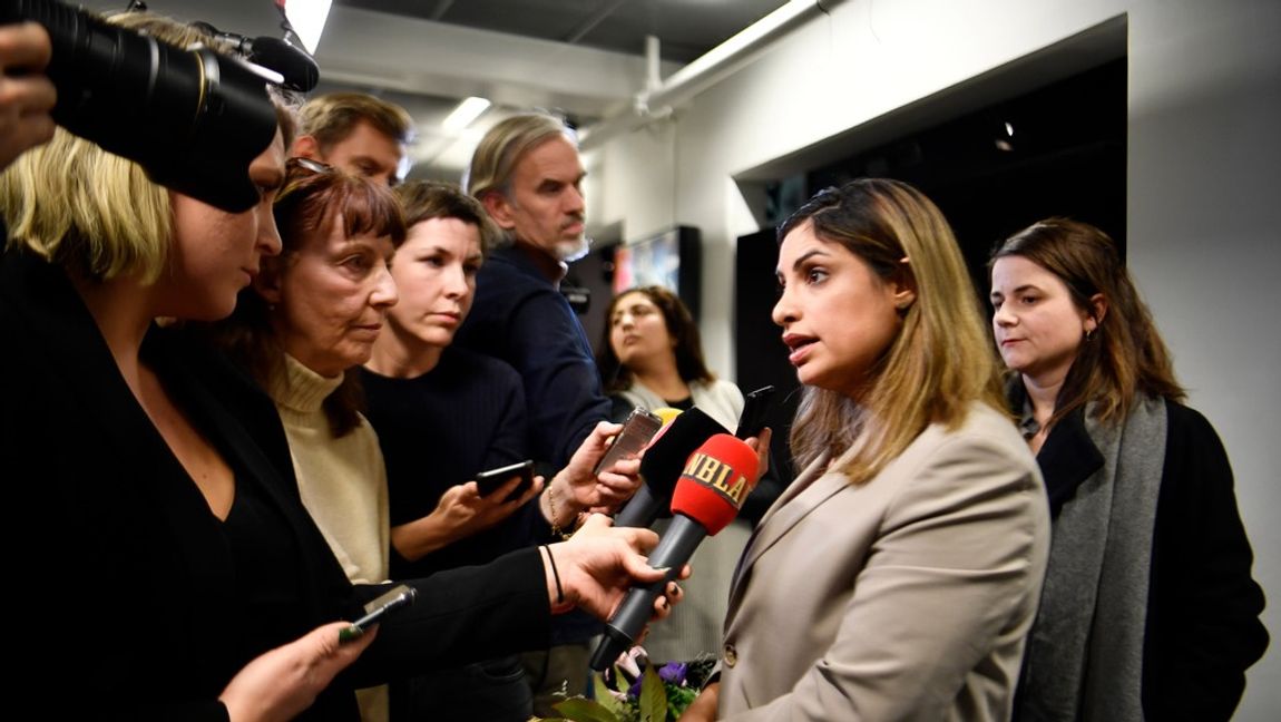 Så här såg inte pressuppbådet ut när media försökte få fram vem som sagt det. I stället nöjde sig SVT med att vidimera att det inte var Dadgostar. Foto: Pontus Lundahl/TT