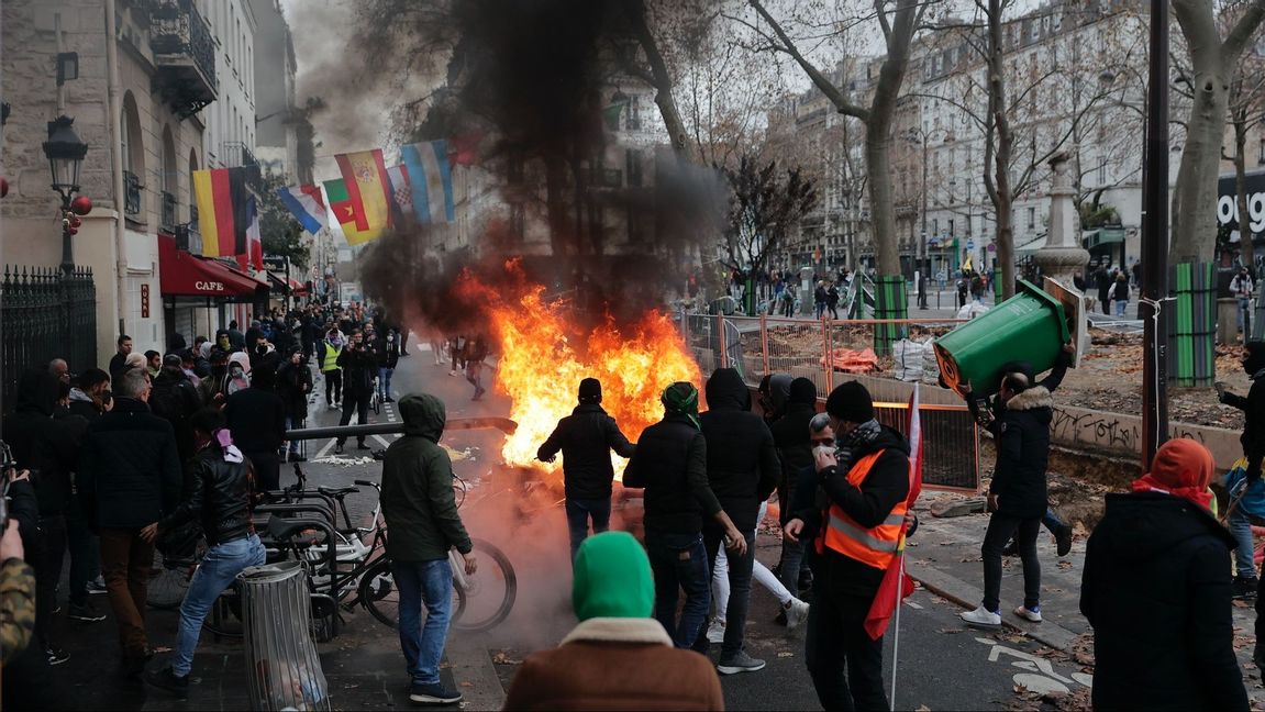 Vandalisering i Paris på julafton. Foto: Lewis Joly/AP/TT