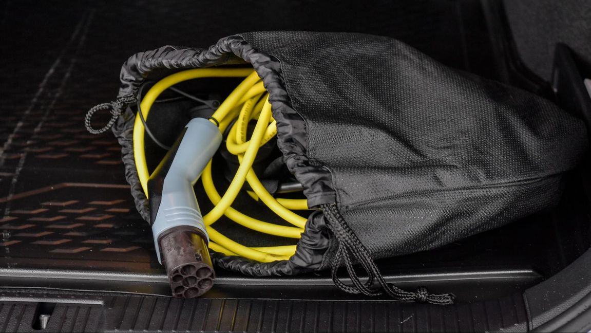 Transportsektorn är en av de sektorer i fokus i elektrifieringsstrategin. Här: en elanslutning till en elbil. Foto: Anders Wiklund/TT