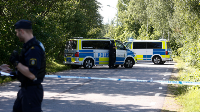 Polisbilar på plats i Himmelstalund där det inträffat en allvarlig bilolycka. Foto: Magnus Andersson/TT