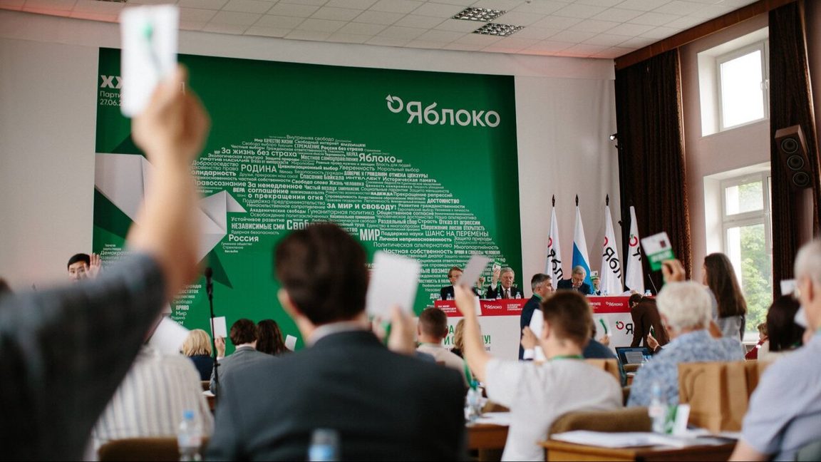Det ryska partiet Jablokos (Äpplet på svenska) 23:e kongress i Moskva den 27 juni 2026 där partiets politik konkretiserades i slagord bakom presidiet och där ”För fred och frihet!”  liksom ”För omedelbart avtal om elduphör” syns. Foto: Jablokos presstjänst, https://yabloko.ru/ / Creative_Commons 