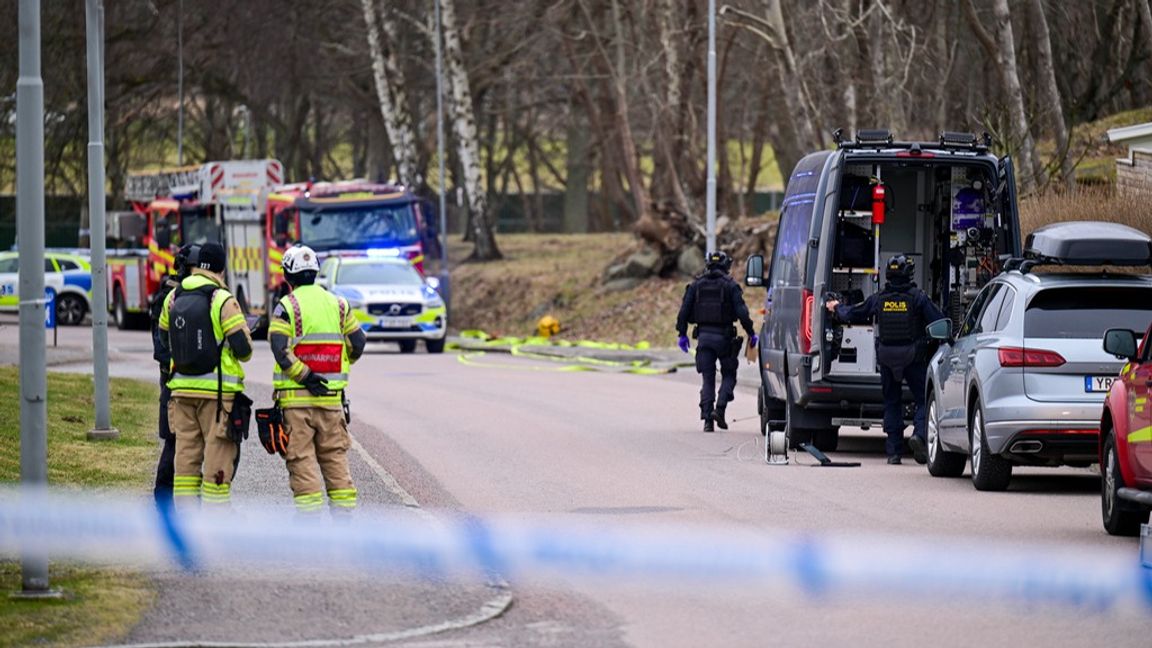 En stor polisinsats pågår i Västra Frölunda efter larm om ett misstänkt farligt föremål. Bombskyddet är på plats. Foto: Björn Larsson Rosvall/TT