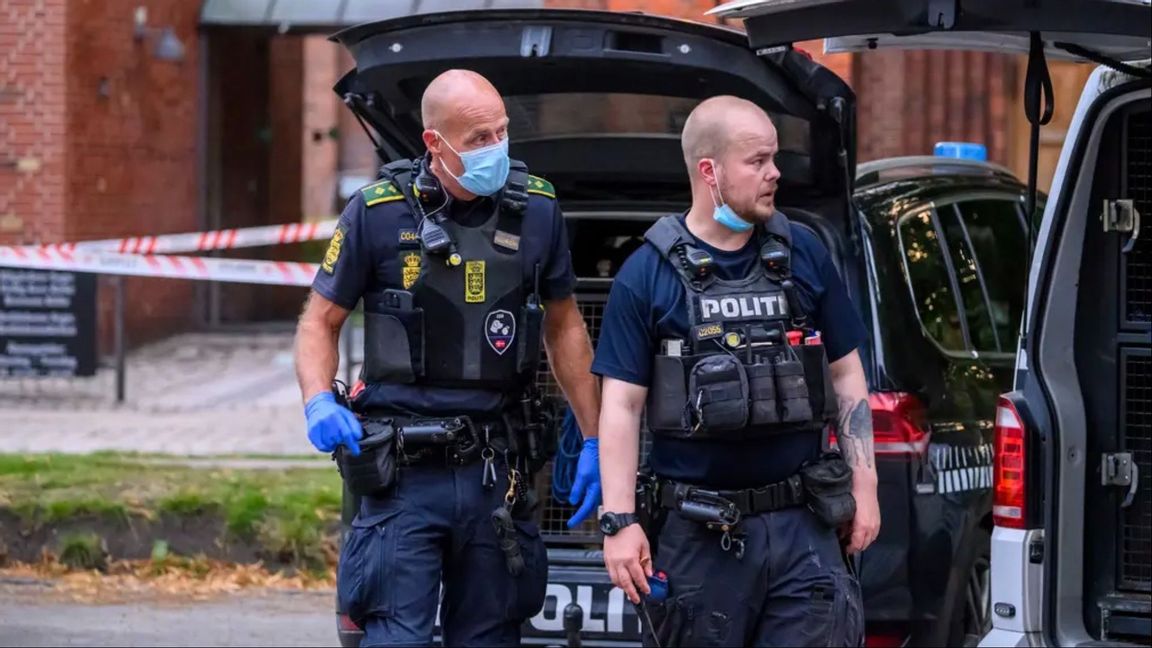 Dansk polis undersöker brottsplatsen där en man sköts ihjäl och där svenska kriminella tonåringar förmodas ha utfört dådet Foto: Johan Nilsson/TT