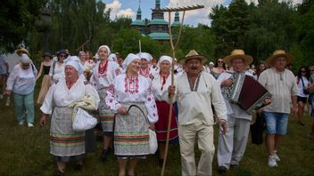 Ett åldrande, snabbt minskande folk? Ukrainare i folkdräkter sjunger under en skördefest i byn Pyrohiv nära huvudstaden Kiev söndagen den 13 juli 2025. Foto: AP Photo/Efrem Lukatsky