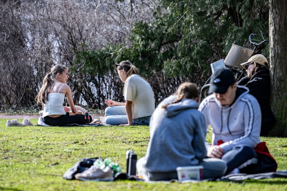 Temperaturerna väntas först bli nästan sommarhöga för att sedan sjunka drastiskt till helgen. Arkivbild. Foto: Johan Nilsson / TT