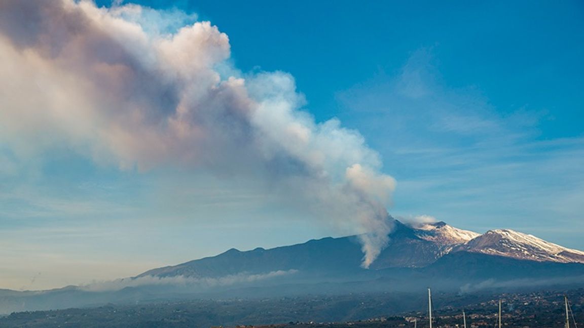 Etna har ett utbrott som stoppar flyg till Catania. Foto: Salvatore Allegra/AP/TT