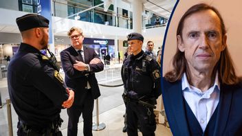 Att besöka platser där det varit skottlossningar, som här köpcentret Kungsmässan i Kungsbacka, har blivit närmast rutin för justitieminister Gunnar Strömmer (M).  Foto: Adam Ihse/TT