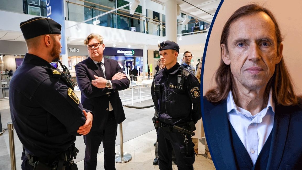 Att besöka platser där det varit skottlossningar, som här köpcentret Kungsmässan i Kungsbacka, har blivit närmast rutin för justitieminister Gunnar Strömmer (M). Foto: Adam Ihse/TT