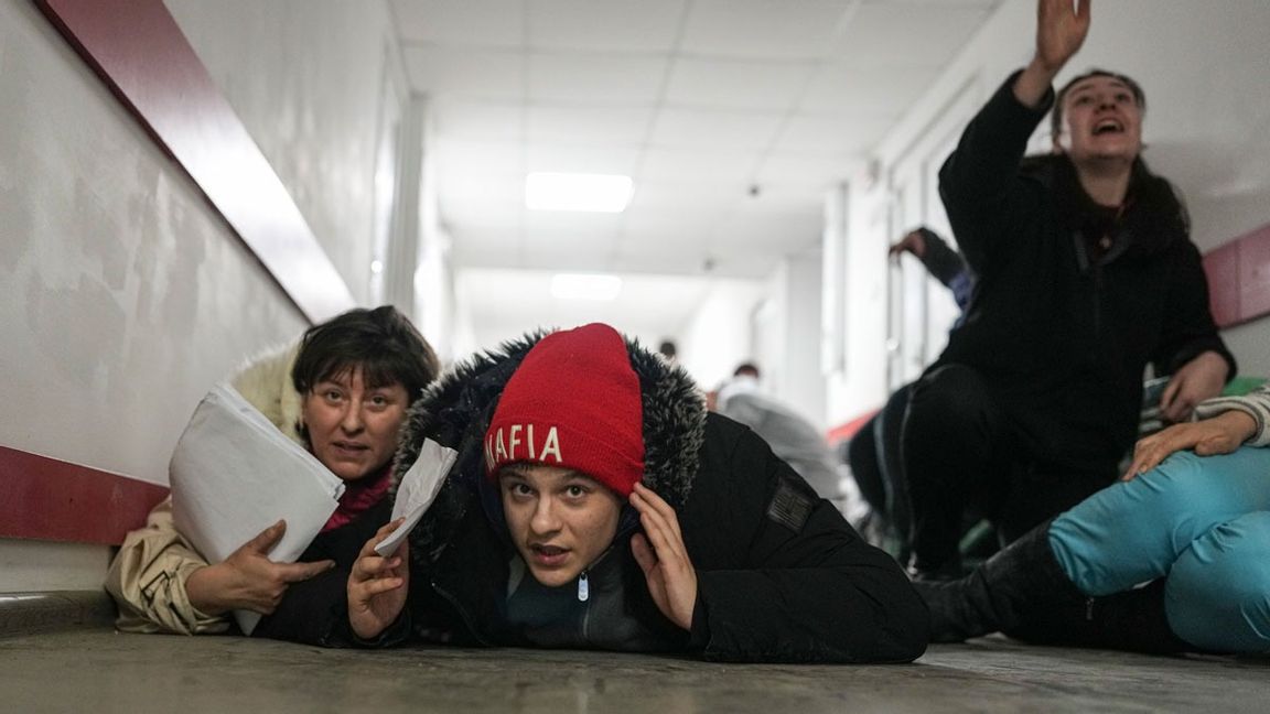 Invånare tar skydd inne på sjukhuset i Mariupol. Foto: Evgeniy Maloletka/AP