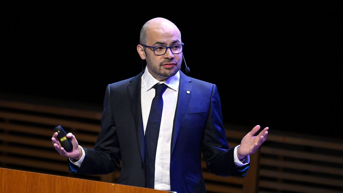 Demis Hassabis, vd för Google DeepMind, under 2024 års Nobelprisföreläsning i kemi. Foto: Pontus Lundahl/TT