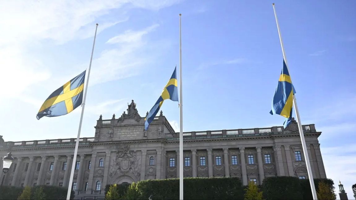 Flaggor på halv stång utanför riksdagshuset under tisdagen. Foto: Henrik Montgomery/TT