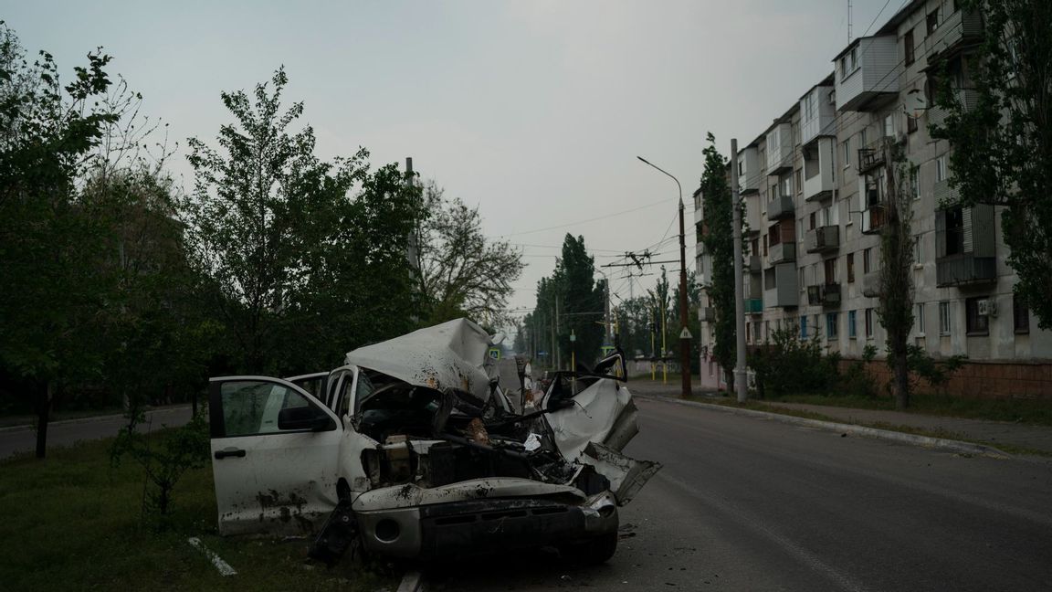 Förstörd bil på en gata i Sievjerodonetsk. Foto: Leo Correa/AP/TT