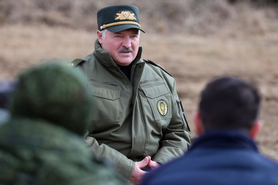 Belarus ledare Aleksandr Lukasjenko inspekterar landets militära styrkor. Arkivbild. Foto: Belarus presidentkansli via AP/TT