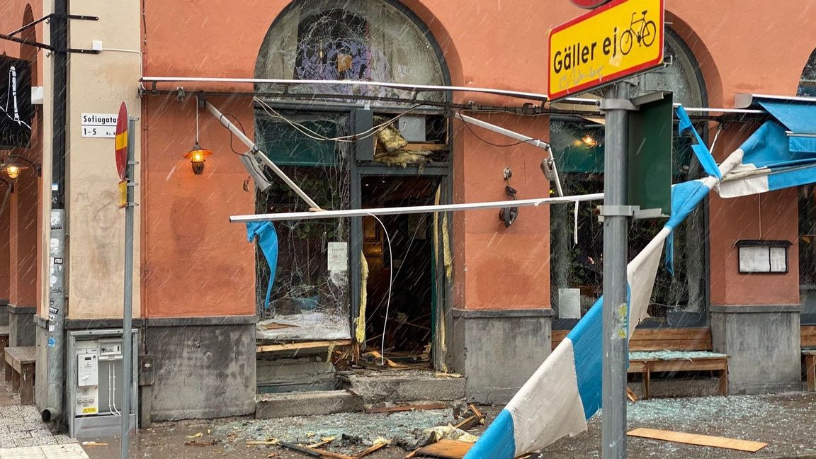 En stor explosion har skett vid korsningen Sofiagatan/Södermannagatan. Grannar och ägare till restaurangen är i chock. Foto: Isabelle Eriksson 