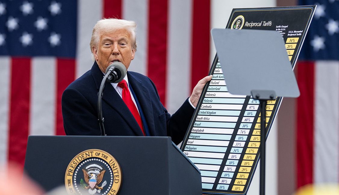 Donald Trump presenterade det omfattande tullpaketet under den så kallade ”Liberation Day” i april ifjol. Foto: Public Domain