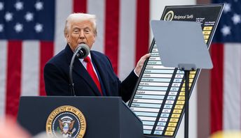 Donald Trump presenterade det omfattande tullpaketet under den så kallade ”Liberation Day” i april ifjol. Foto: Public Domain