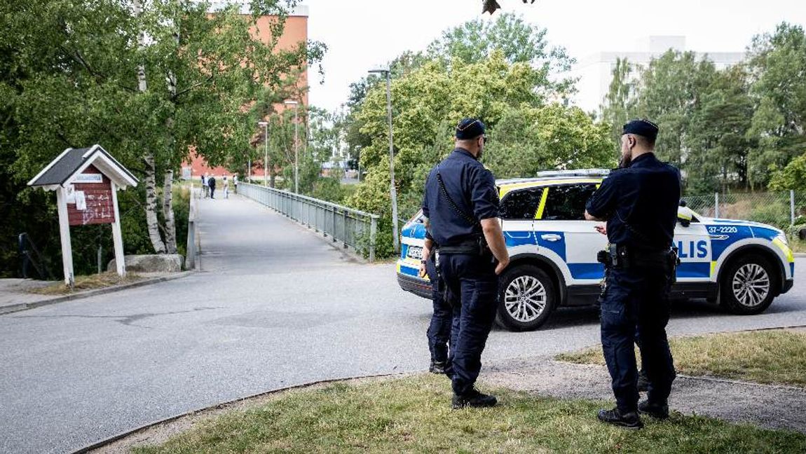 Poliser på plats vid gångbron i Visättra, Flemingsberg, där skottlossning skedde under lördagkvällen. Foto: Christine Olsson/TT 