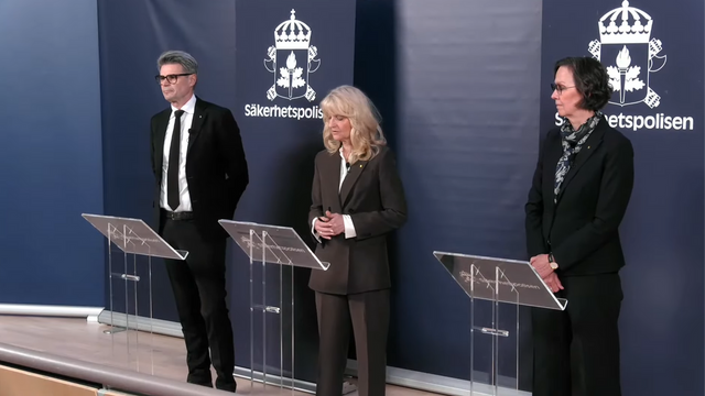 Säpocheferna Fredrik Hallström, Charlotte von Essen och Carolina Björnsdotter Paasikivi presenterade myndighetens lägesbild under onsdagen. Foto: Skärmdump Youtube