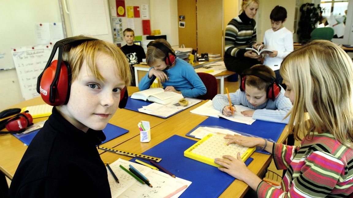 I vissa klasser används hörselskydd för att ge tillräcklig tystnad för att eleverna ska kunna  läsa ostört. Foto: Stefan Lindblom / HBG-BILD/TT