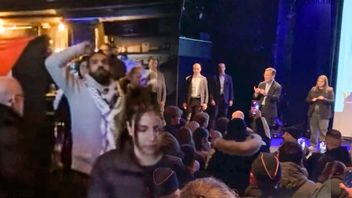 Upprörda Palestinademonstranter skrek antisemitiska slagord och rasade mot statsminister Ulf Kristersson (M). Foto: SVT/Snap