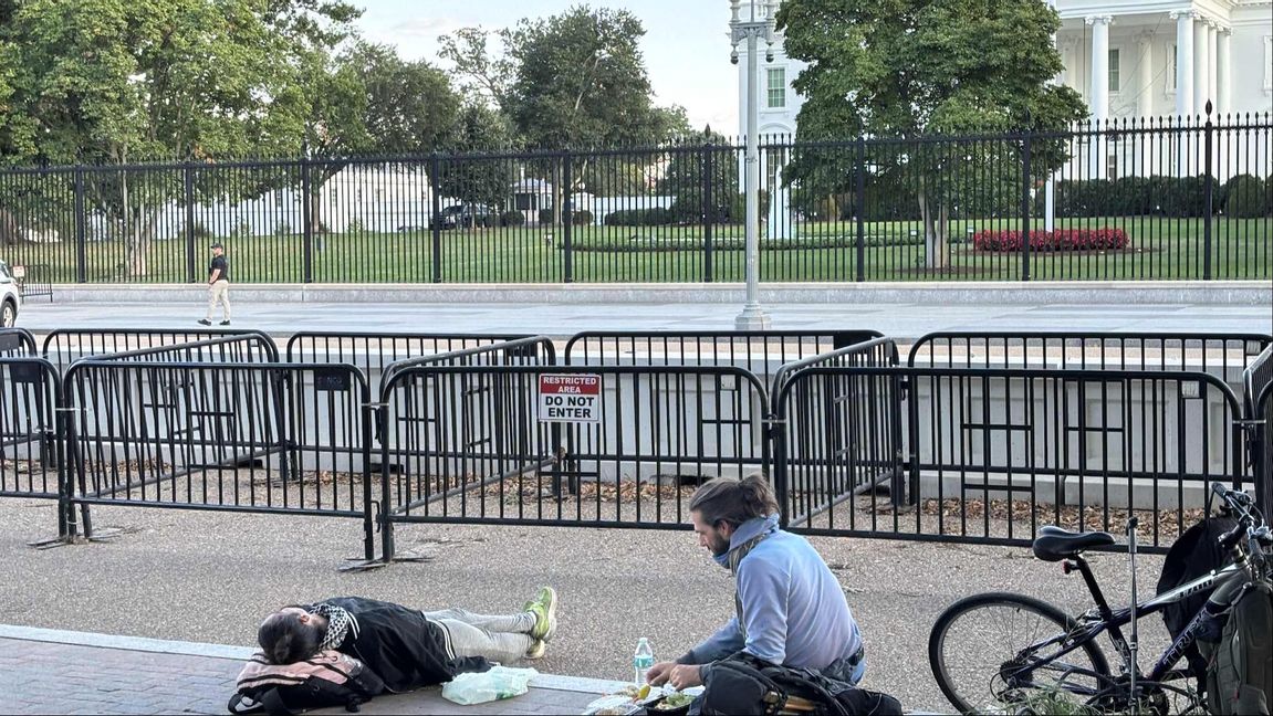 Hemlösa på trottoaren framför Vita Huset Foto: Dan Korn