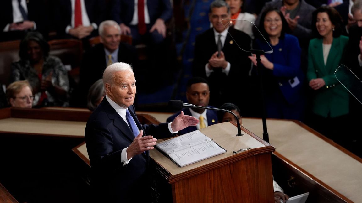Steven Spielberg togs in för att dämpa spekulationerna kring Joe Bidens hälsa. Foto: J. Scott Applewhite/AP/TT