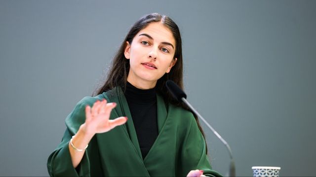 Klimat- och miljöminister Romina Pourmokhtari (L) ser ut att klara misstroendeomröstningen med marginal. Foto: Ali Lorestani/TT