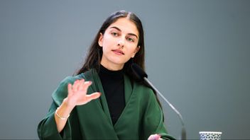 Klimat- och miljöminister Romina Pourmokhtari (L) ser ut att klara misstroendeomröstningen med marginal. Foto: Ali Lorestani/TT