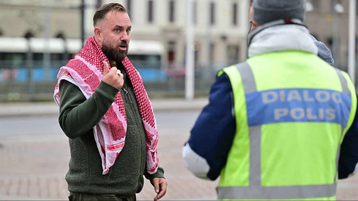 Kristofer Lundberg har uteslutits. Men sitter kanske även Dadgostar själv löst? FOTO: Björn Larsson Rosvall/TT