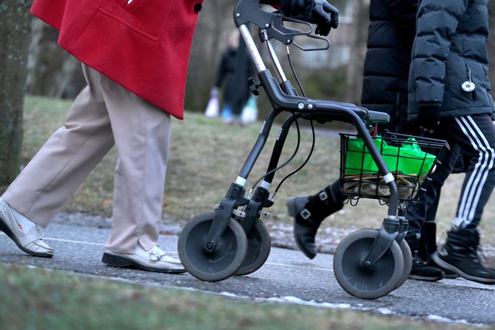 Polisen har vid flera tillfällen varnat för bedragare som riktar in sig mot äldre offer. Arkivbild. Janerik Henriksson/TT