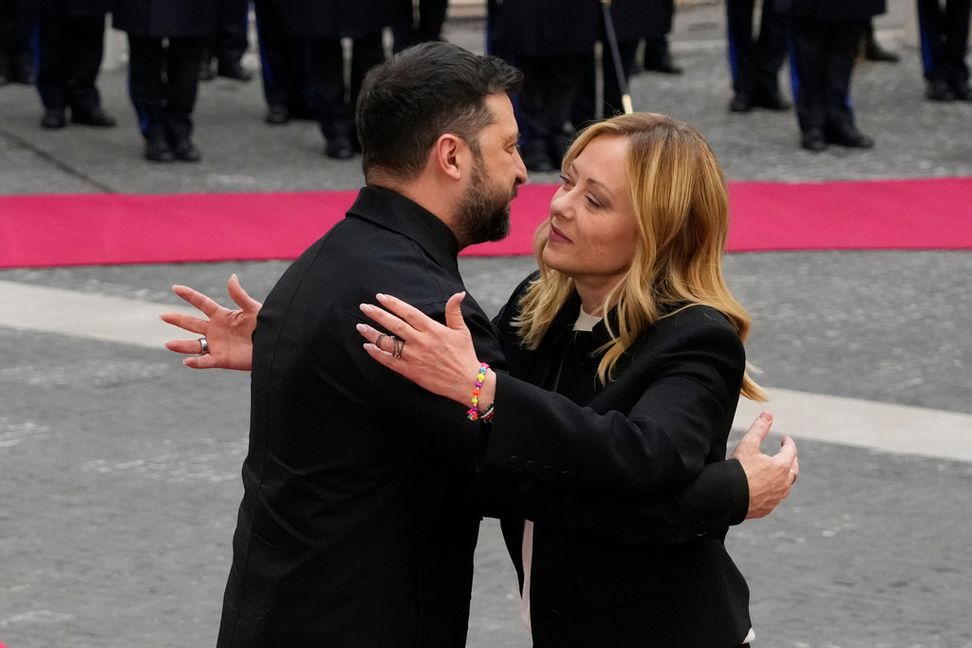 President Volodymyr Zelenskyj välkomnades i Rom med en kram av premiärminister Giorgia Meloni. Foto: Gregorio Borgia/AP/TT