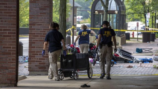 FBI röjer upp efter en skjutning i en förort till Chicago Foto: Jim Vondruska/AFP/TT