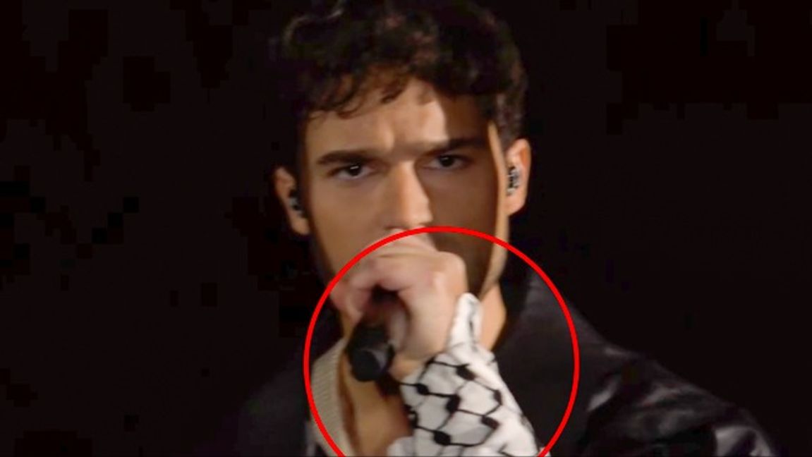 Eric Saade inledde Eurovision med en palestinasjal runt handleden. Foto: SVT