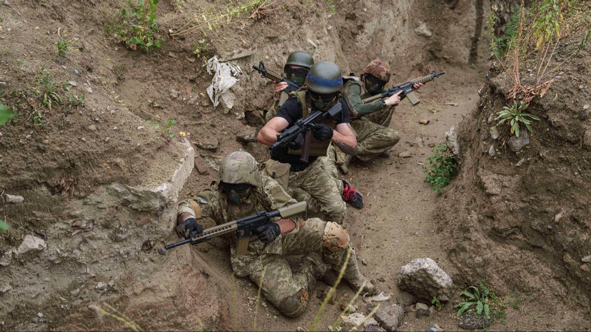Ukrainska rekryter över inför fronttjänst på den 3:e stormbrigadens övningsområde utanför Kiev onsdagen den 16 juli 2025. Foto: AP Photo/Evgeniy Maloletka