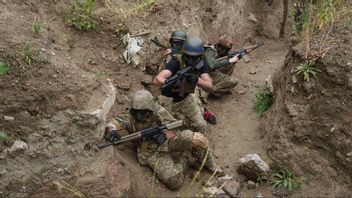 Ukrainska rekryter över inför fronttjänst på den 3:e stormbrigadens övningsområde utanför Kiev onsdagen den 16 juli 2025. Foto: AP Photo/Evgeniy Maloletka
