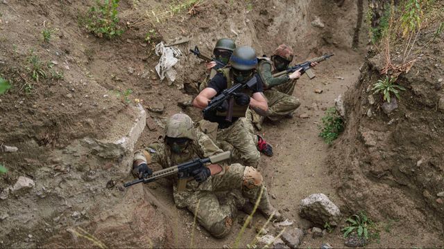 Ukrainska rekryter över inför fronttjänst på den 3:e stormbrigadens övningsområde utanför Kiev onsdagen den 16 juli 2025. Foto: AP Photo/Evgeniy Maloletka