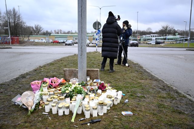 Blommor och ljus dagen efter skolskjutningen på Risbergska skolan i Örebro där minst elva personer miste sina liv. Christine Olsson/TT