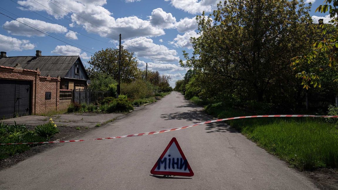 Varningsskylt i Maksymilyanivka i Ukraina. Foto: Evgeniy Maloletka/AP/TT