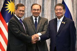 Malaysias premiärminister Anwar Ibrahim i mitten, omgiven av Kambodjas premiärminister Hun Manet (vänster) och Thailands vice premiärminister Phumtham Wechayachai på måndagen. Foto: Mohd Rasfan/AP/TT