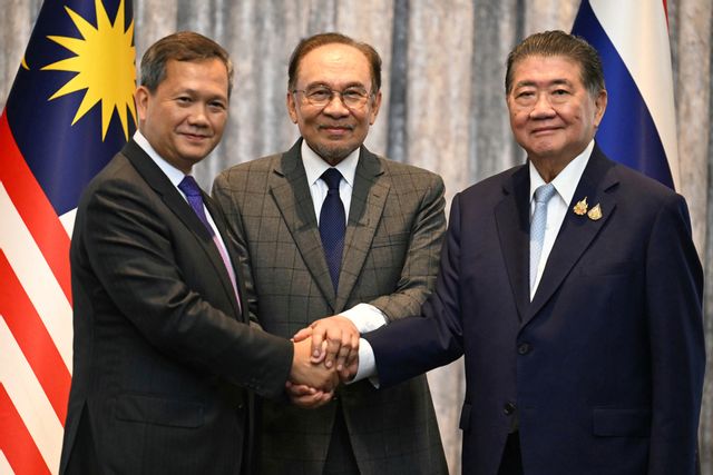 Malaysias premiärminister Anwar Ibrahim i mitten, omgiven av Kambodjas premiärminister Hun Manet (vänster) och Thailands vice premiärminister Phumtham Wechayachai på måndagen. Foto: Mohd Rasfan/AP/TT