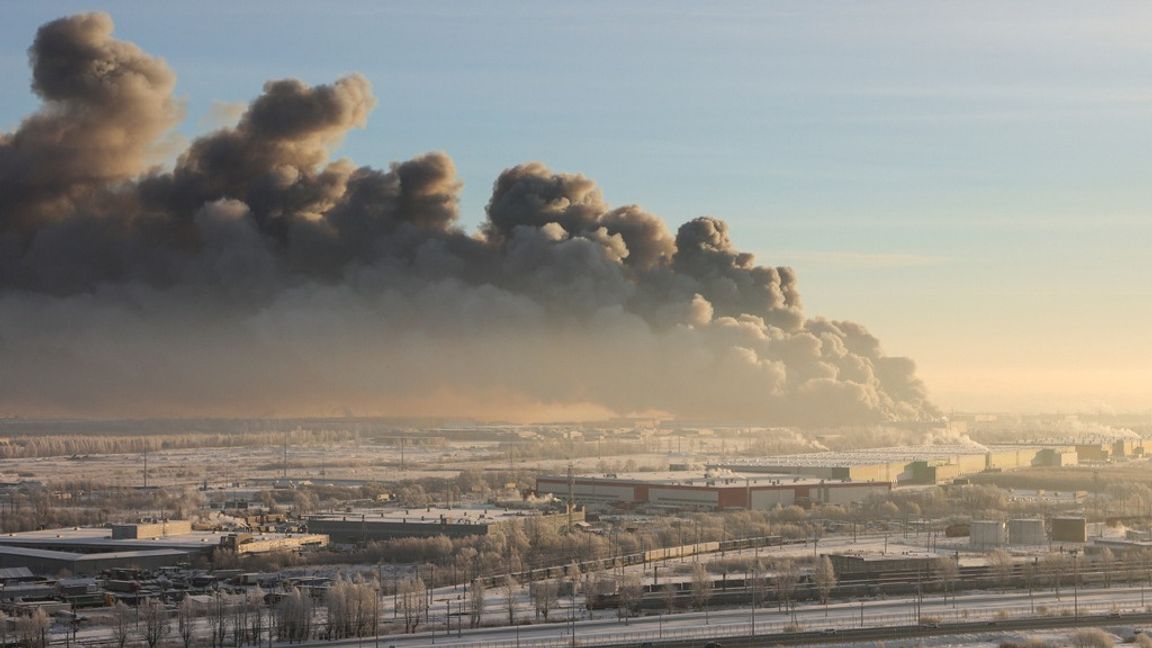 Rök stiger från lagerbranden i Sankt Petersburg. Foto: Anton Vaganov/Reuters/TT