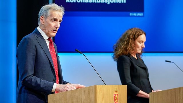 Norges statsminister Jonas Gahr Støre talar under presskonferensen om corona-situationen. Foto: Håkon Mosvold Larsen/NTB/TT