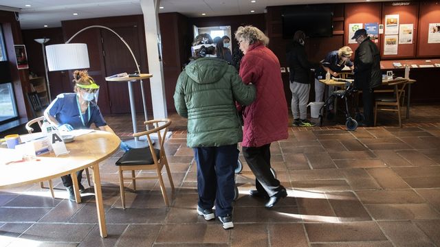 Vaccination av äldre.
Foto: Fredrik Sandberg/TT.