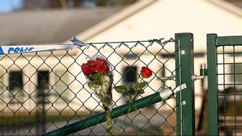 Blommor på stängslet utanför det LSS-boende där en ung kvinna i personalen dödades 2021. Foto: Fredrik Sandberg/TT